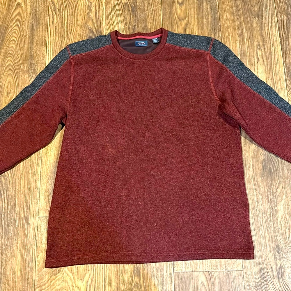 Men’s Arrow Red sweater size XL